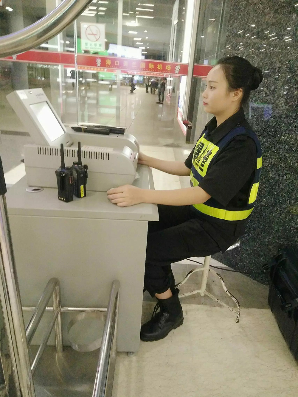 15安检丁孟娜2.jpg